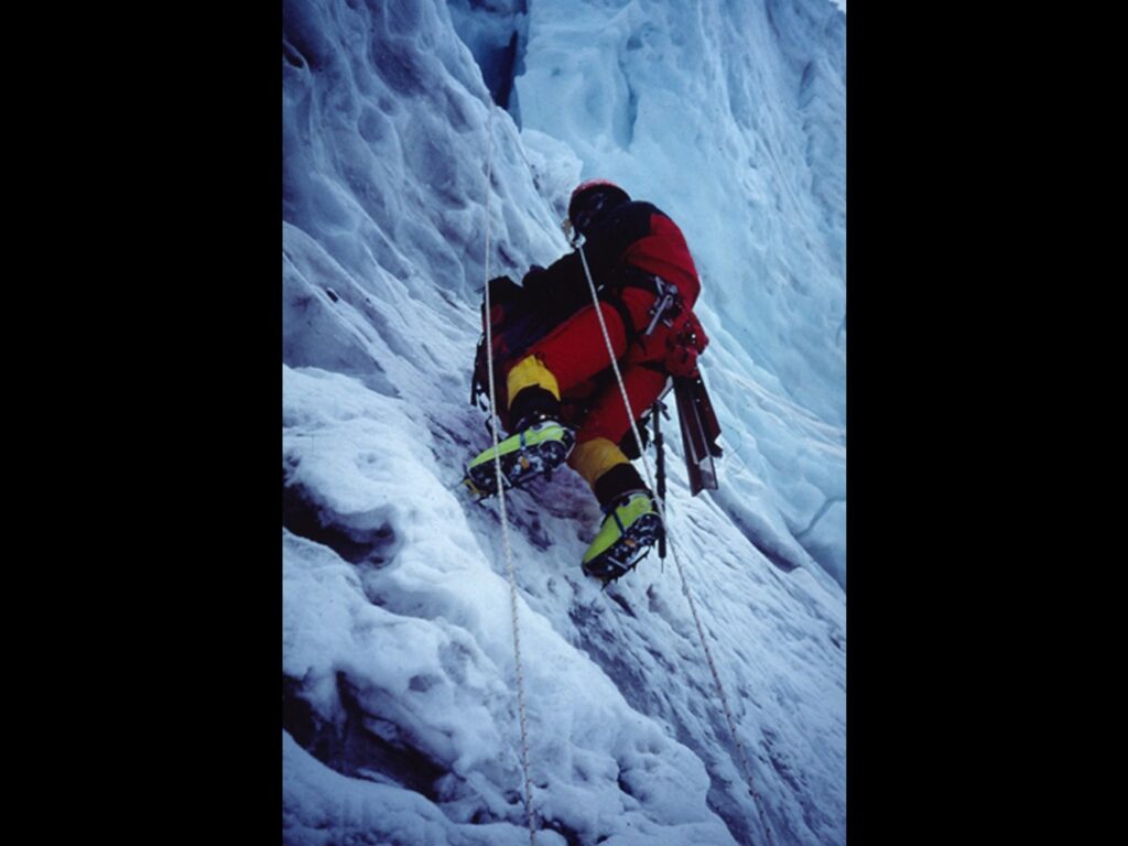 Claudio Lucero escalando sobre hielo. Créditos: Vertical