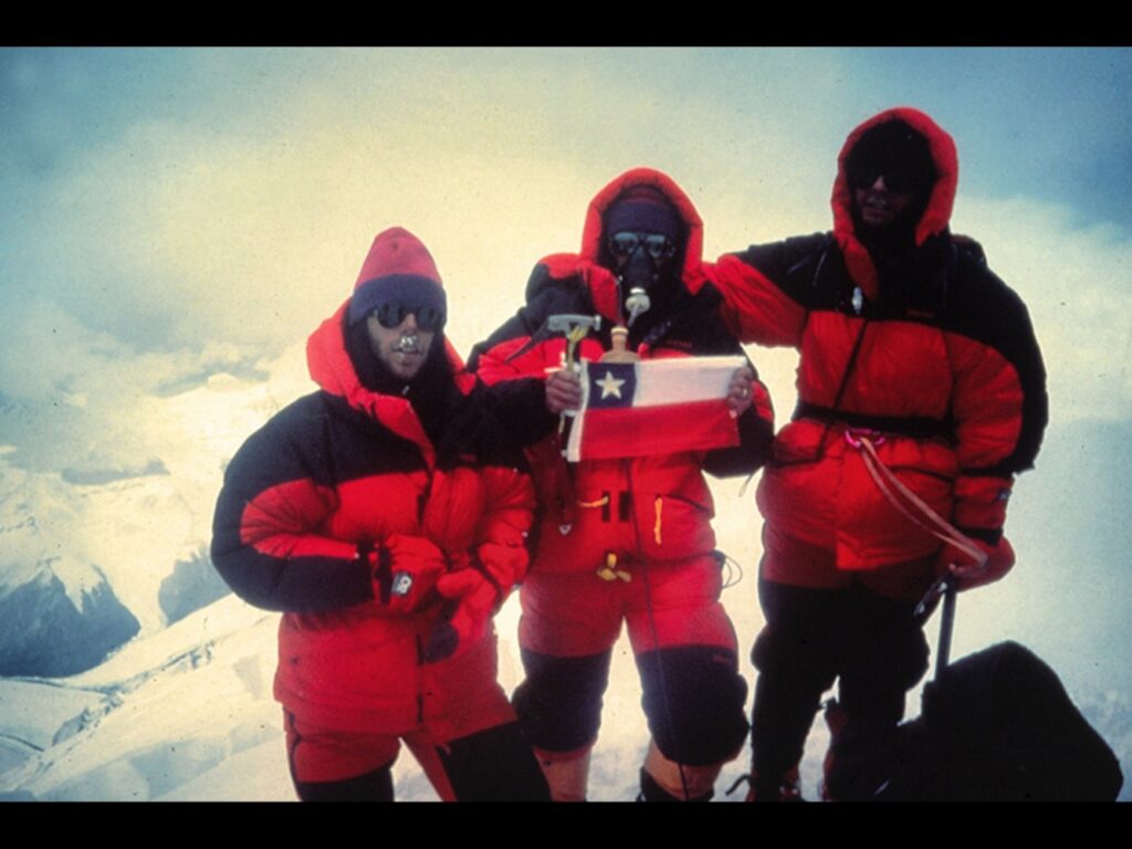 Montañistas chilenos que formaron parte de las primeras expediciones chilenas en alcanzar la cumbre del Monte Everest en 1992. Entre los montañistas que lograron la cumbre se encuentran Cristián García Huidobro, Rodrigo Jordán, Mauricio Purto y Juan Sebastián Montes. Créditos: ©Vertical