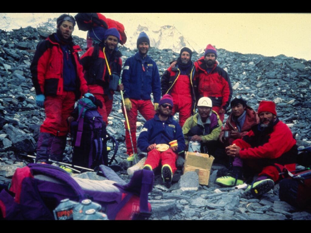 Montañistas chilenos que formaron parte de las primeras expediciones chilenas en alcanzar la cumbre del Monte Everest en 1992. Entre los montañistas que lograron la cumbre se encuentran Cristián García Huidobro, Rodrigo Jordán, Mauricio Purto y Juan Sebastián Montes. Créditos: ©Vertical