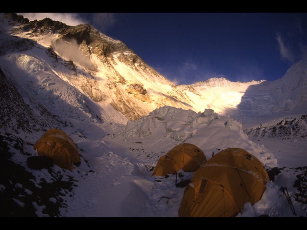 Campamento en la nieve. Créditos: ©Vertical