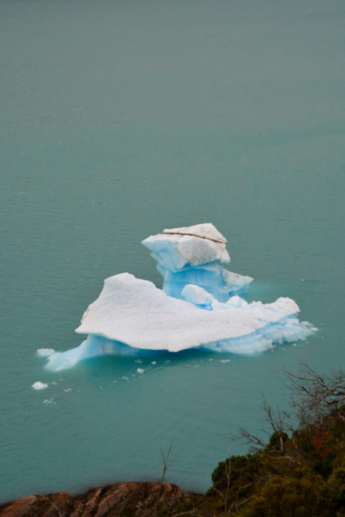 Un gran iceberg flotando en medio de lago, en Perito Moreno, Santa cruz Providence, Argentina. Foto: @domiesharpin