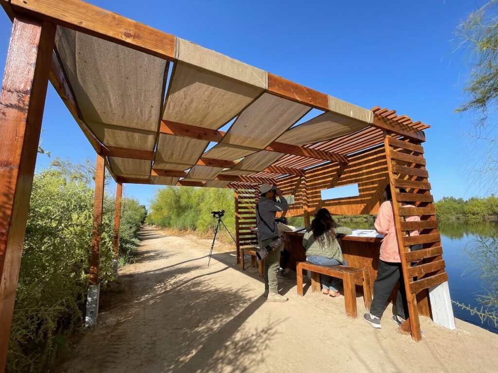 Escondite para la observación de aves, una estructura instalada en el humedal para explorarlo sin perturbar a las aves. Cuenta con señalética descriptiva sobre las especies presentes. Foto: Astrid Arellano