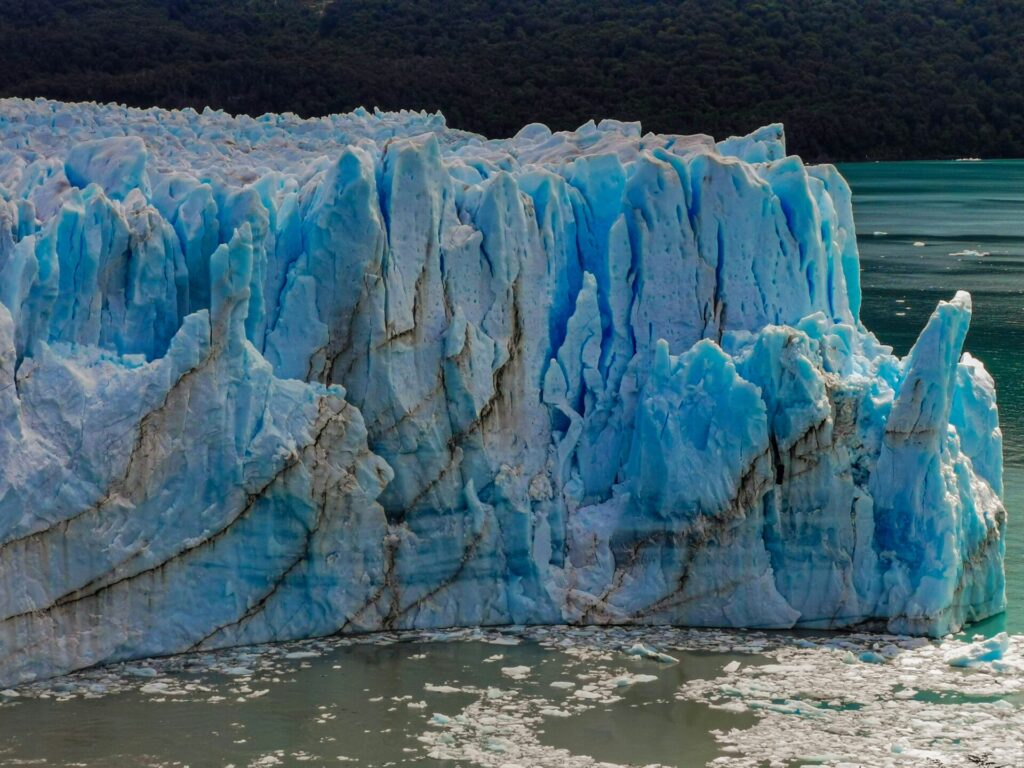 Un gran iceberg en medio de un cuerpo de agua, en Glacier Perito Moreno. Foto: Florian Delée (@florian_delee)