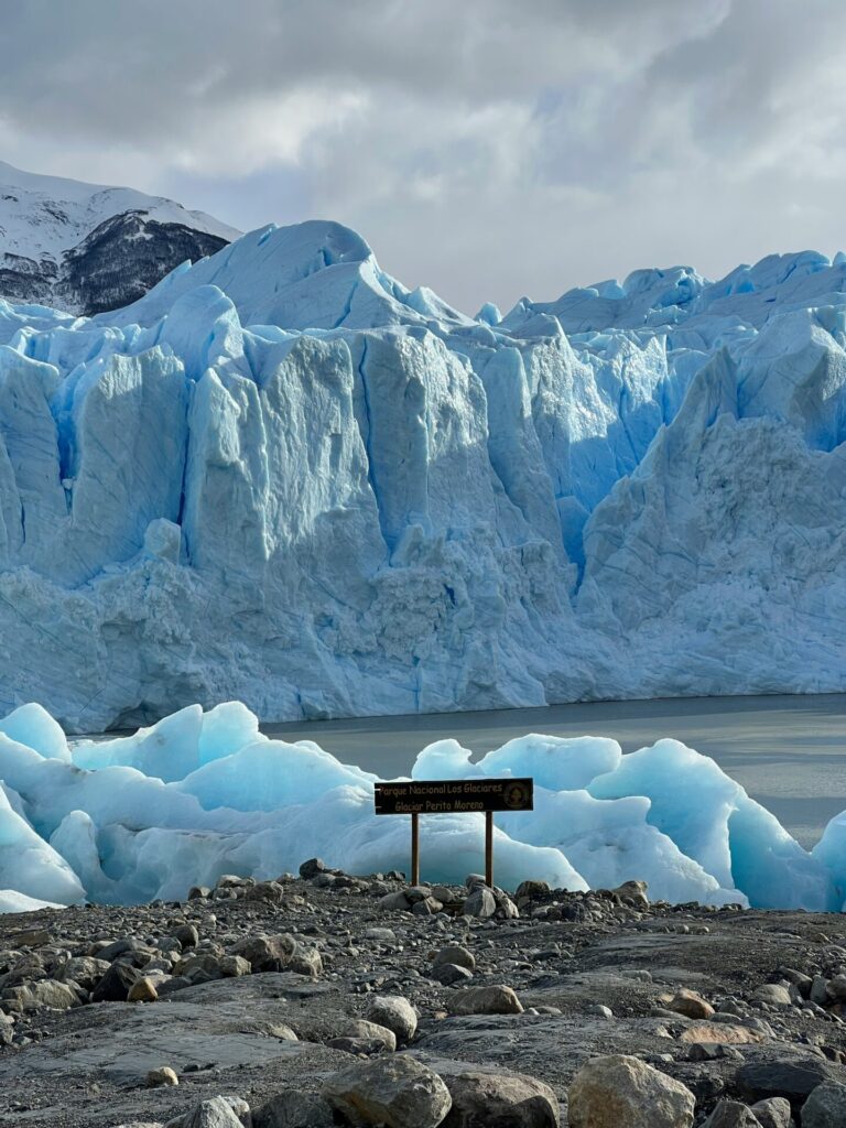 Letrero frente a glaciar Perito Moreno. Foto: Henrique Sá (@henriquesaf)