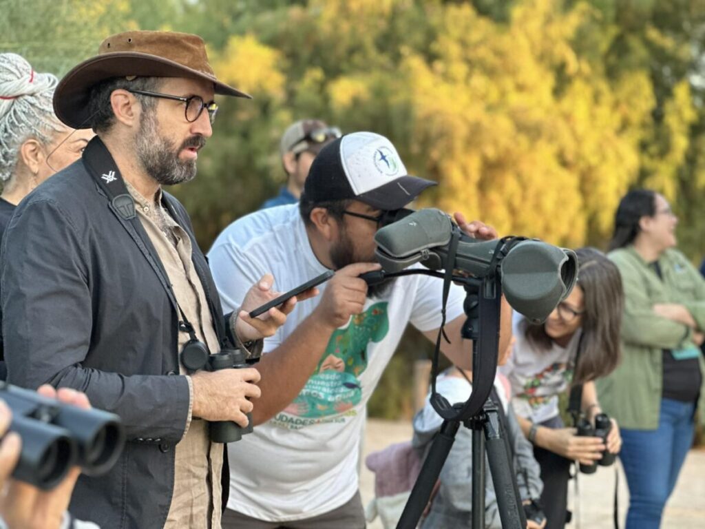 El Laboratorio de Aves de la UABCS tiene una presencia activa en el humedal artificial del Ecoparque, donde su personal realiza monitoreo biológico, investigación y actividades de educación ambiental, entre las que destacan los recorridos guiados. Foto: cortesía Víctor Ayala
