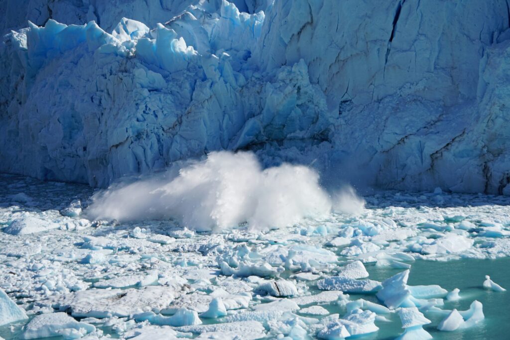 Río blanco escarchado durante el día, en Perito Moreno Glaciar. Foto: Matt Broch (@mattbroch)