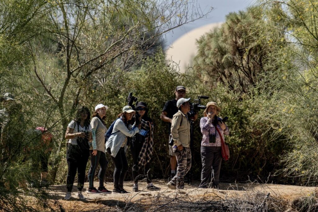 Observadores de aves explorando el humedal del Ecoparque. Foto: cortesía Julio Evera