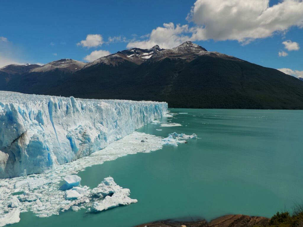 Temprano de hielo cerca de la montaña bajo el cielo nublado. Foto: Patrícia Cassol Pereira (@pcpereira)