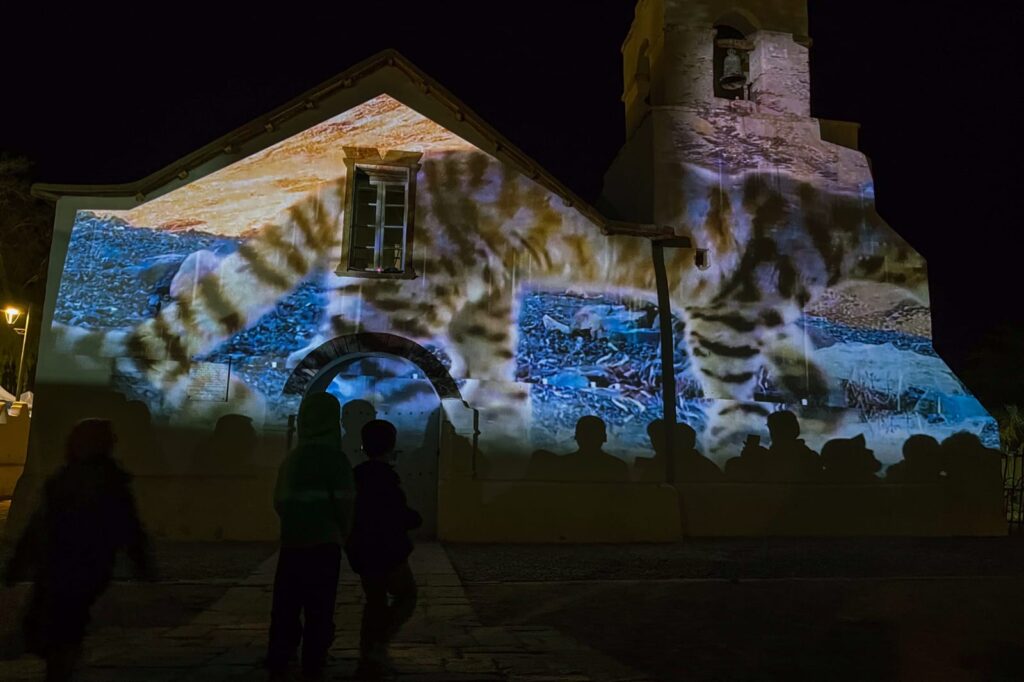 Proyección lumínica de gato andino en Parroquia de San Pedro de Atacama. Foto:  Daniela Esperanza y Animahop
