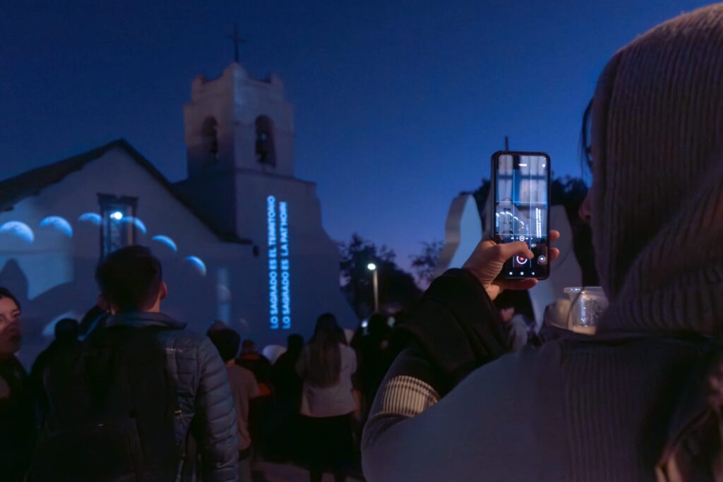 Proyección Lo sagrado es el territorio en Parroquia San Pedro de Atacama. Foto: Daniela Esperanza y Animahop