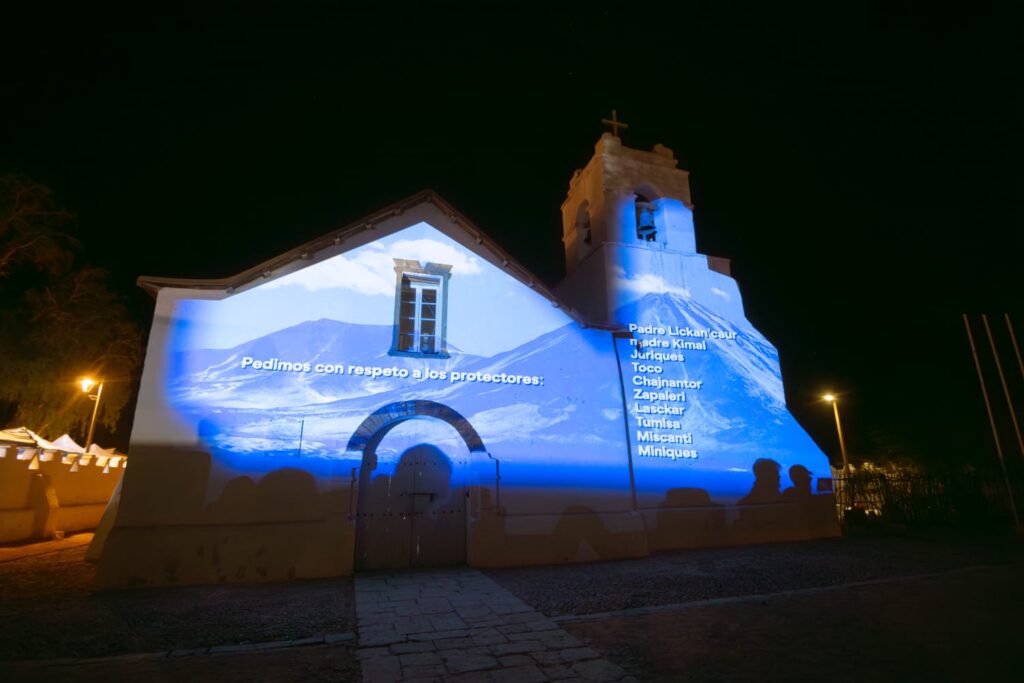 Proyección lumínica de frases en Parroquia de San Pedro de Atacama. Foto: Daniela Esperanza y Animahop