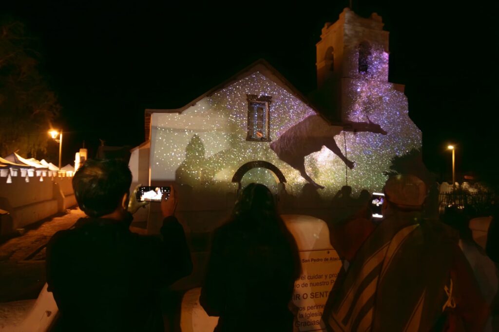 Proyección de cielo estrellado en Parroquia de San Pedro de Atacama. Foto: Daniela Esperanza y Animahop