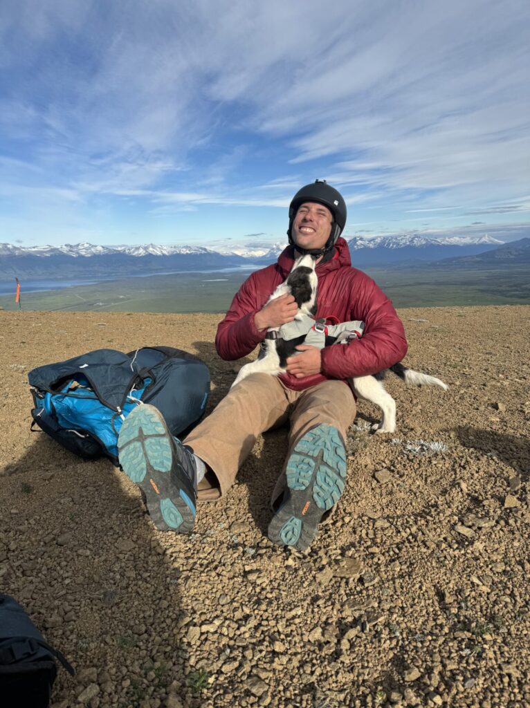 Tola junto a su perrita, Cahura, su nueva compañera de aventuras. Créditos: Dania Goic.