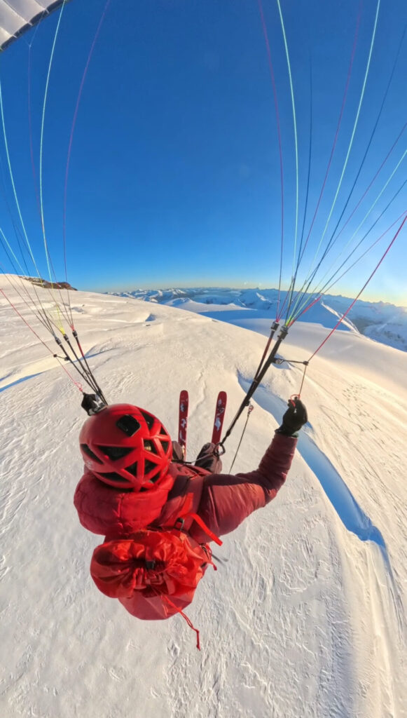 Tola en parapente. Créditos: Colección de Señoret Brothers (@senoretbrothers).