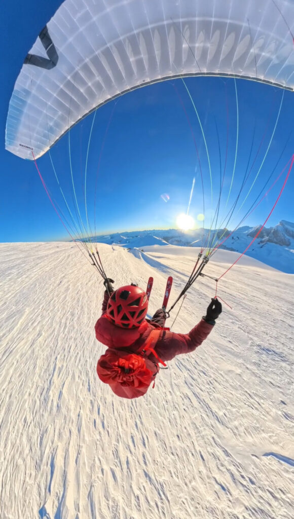 Tola en parapente. Créditos: Colección de Señoret Brothers (@senoretbrothers).