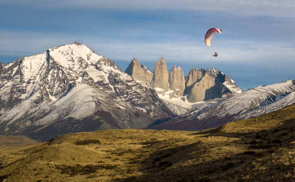 Tola en parapente, en Estancia Laguna Amarga con las Torres del Paine de fondo. Créditos: Gonzalo Robert @gonzalorobert.