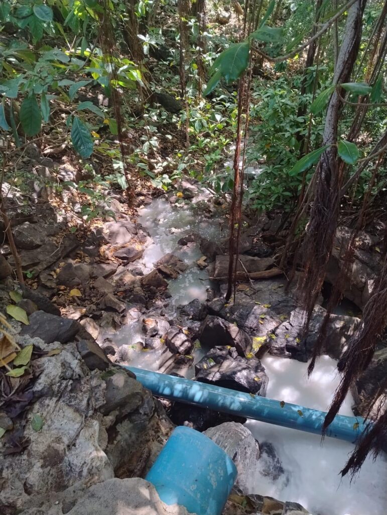 Tuberías de la Estación Depuradora de Aguas Residuales de Boldró (ETE Boldró). Los análisis indican la presencia de compuestos detergentes por encima de 2 mgL. Foto cortesía Roxanny Helen de Arruda-Santos