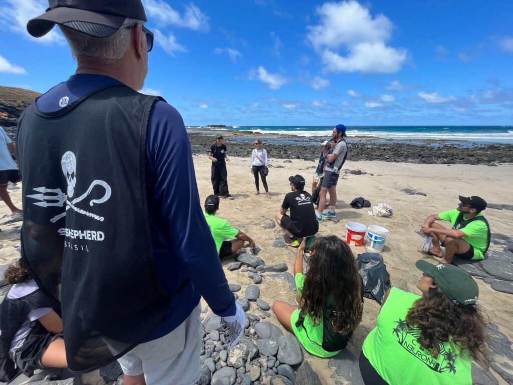 Un equipo de voluntarios trabaja para limpiar las playas de Fernando de Noronha. Foto cortesía Sea Shepherd Brasil