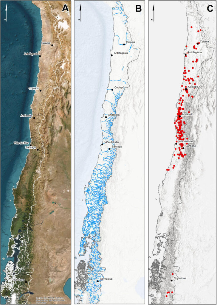 La imagen ilustra la distribución de la densidad de depósitos de relaves en Chile. Los puntos blancos representan la ubicación de las instalaciones de relaves, y los puntos negros marcan las ciudades como referencia. Las instalaciones de relaves se distribuyen en nueve de las 16 regiones de Chile, abarcando desde los 21° S hasta los 36° S en las macrozonas norte y centro-norte, que se caracterizan por condiciones áridas y grandes distancias entre ciudades. A menor escala, las instalaciones de relaves se encuentran entre los 45° S y los 47° S en la Patagonia chilena, al sur de la ciudad de Coyhaique.