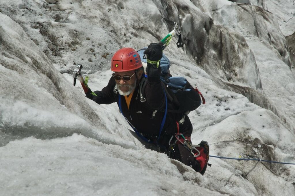 Claudio Lucero escalando sobre hielo. Créditos: ©Vertical