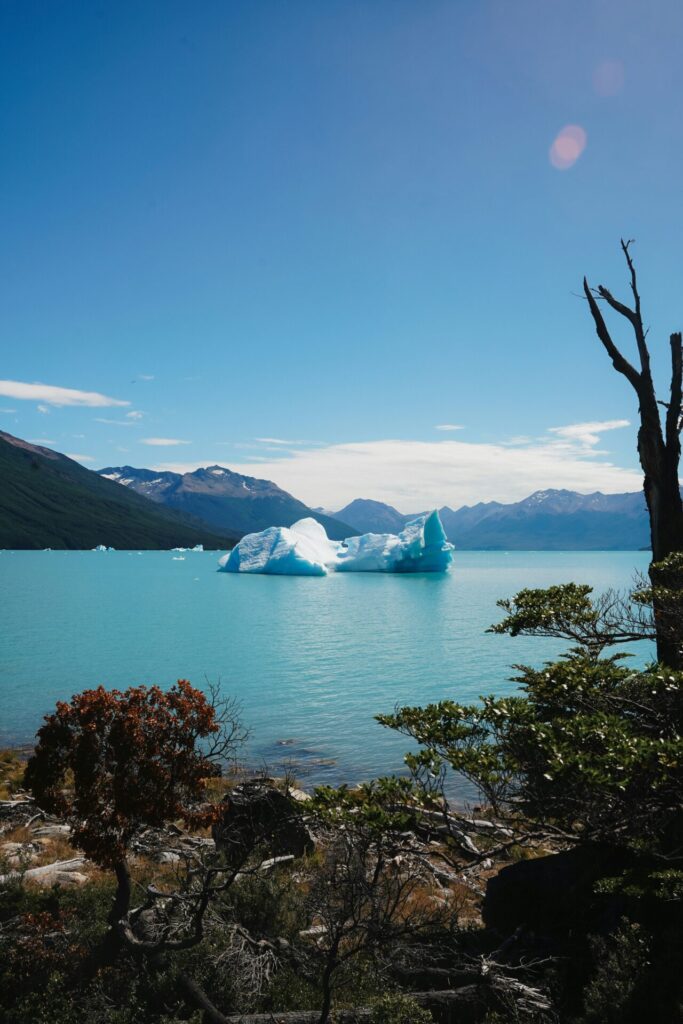 Un gran iceberg flotando en medio del Perito Moreno Glacier, Argentina. Foto: Yuliia Sereda (@ysereda)