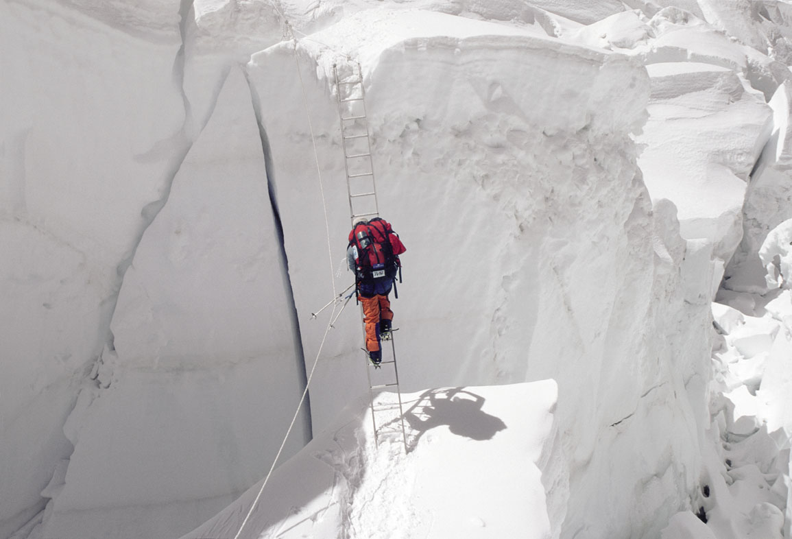 «Chilenas en el Everest»: Lanzan libro reeditado sobre la primera expedición femenina sudamericana que alcanzó cumbre en 2001