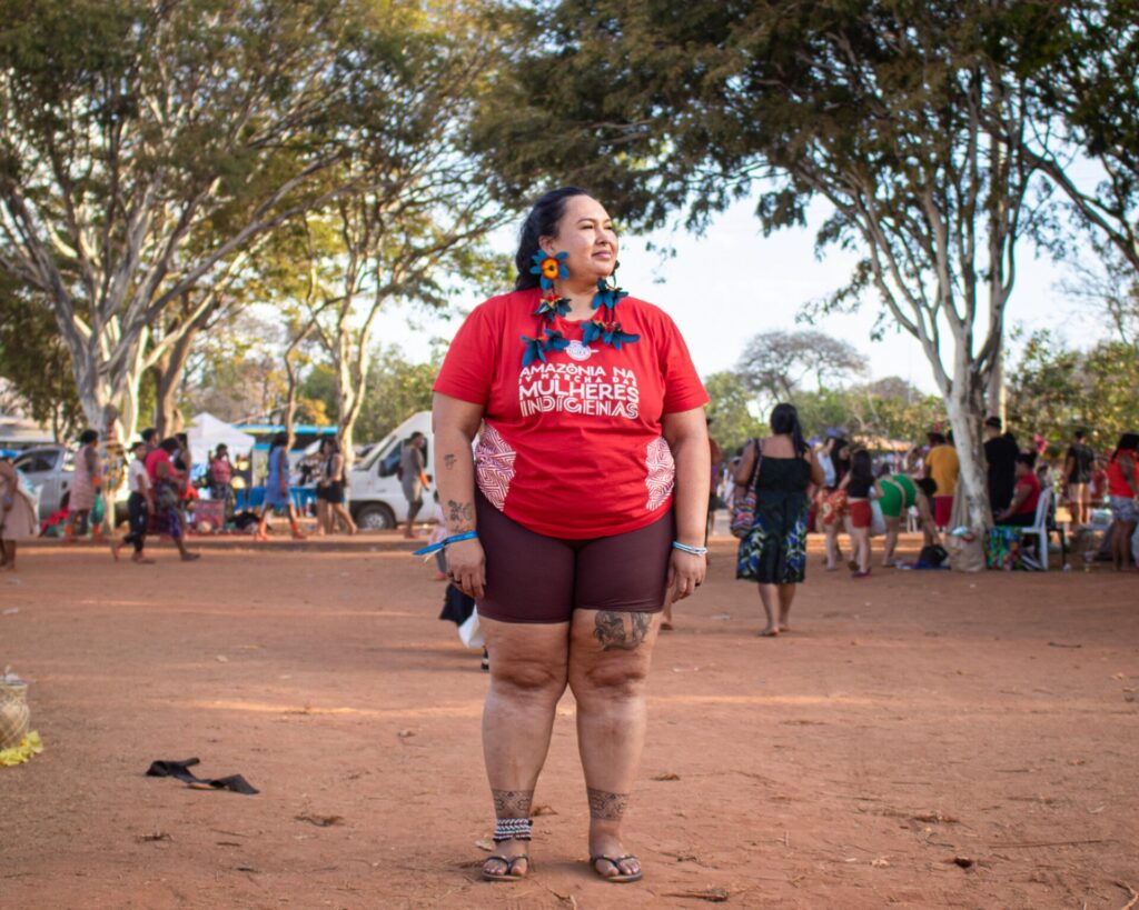 Alana Manchineri Coiab en la marcha nacional mujeres indígenas, Brasilia Brasil. Fotografía: Amanda Magnani