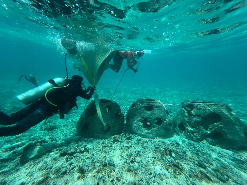 Majanna y su equipo instalando Reef Balls en Sound Bay, estructuras de hasta 800 kg que requieren una boya de izaje para ser ancladas. Foto: cortesía Majanna Powell.
