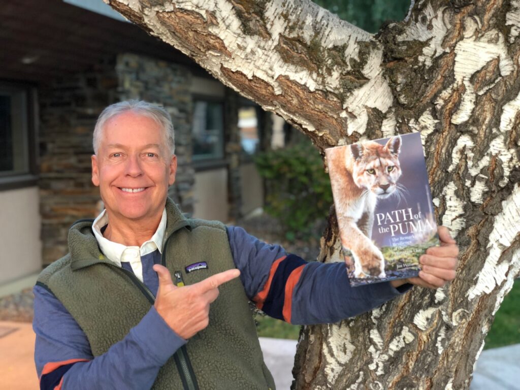 Jim Williams con su libro Path of the Puma. Créditos: Jim Williams.