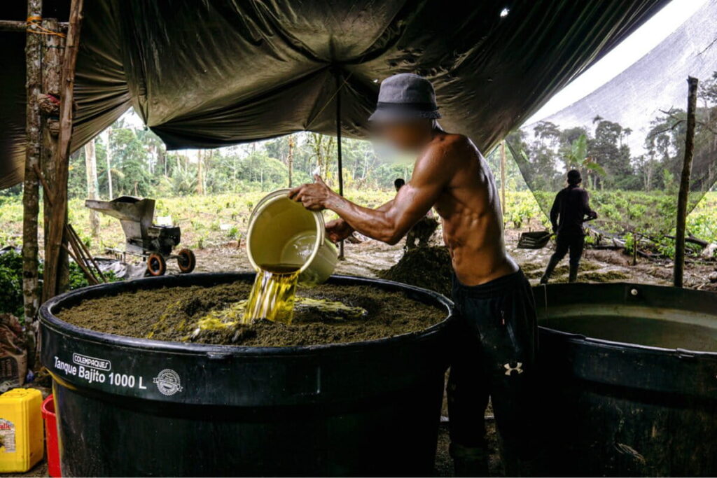 Un laboratorio donde las hojas de coca se procesan para convertirlas en pasta básica de cocaína, un precursor de la cocaína. Foto: Bram Ebus