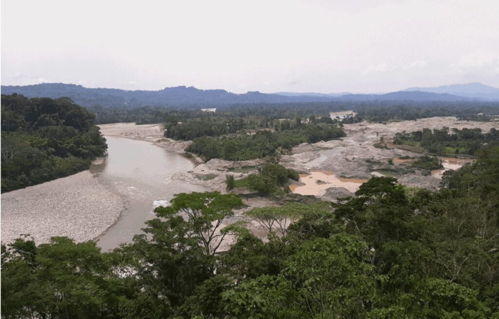 Minería ilícita de oro en la provincia de Napo. Foto: Amazon Watch