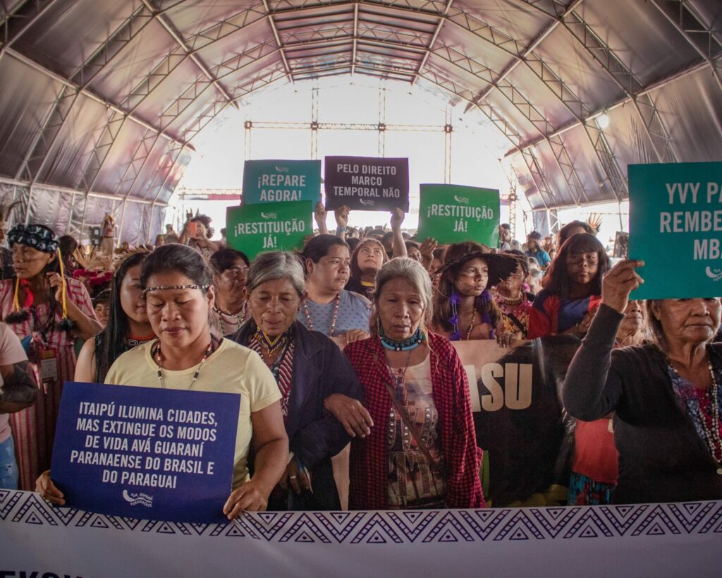 Mujeres Guarani y Kaiowa en la marcha nacional mujeres indígenas, Brasilia Brasil. Fotografía: Amanda Magnani