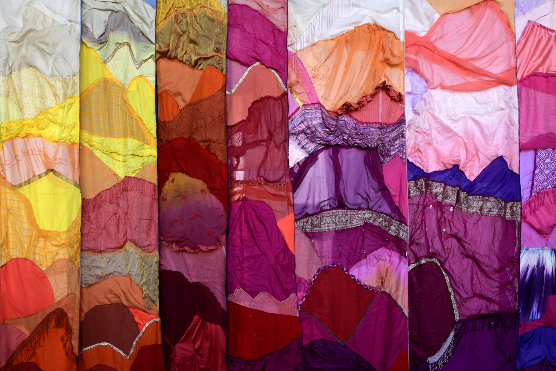 De Atacama a Helsinki: Alertando sobre la basura textil a través del arte