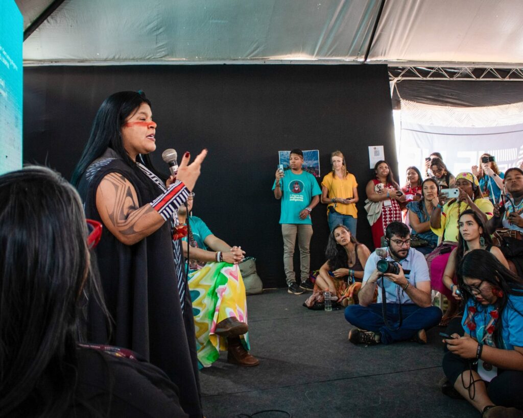 Sonia Guajajara, Ministra Pueblos Indígenas en marcha nacional mujeres indígenas, Brasilia Brasil. Fotografía: Amanda Magnani