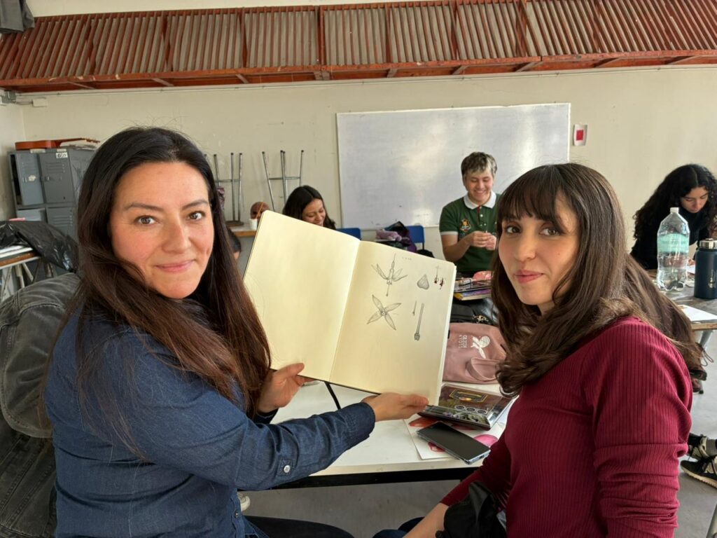 Taller de ilustración botánica. Créditos: UMCE.