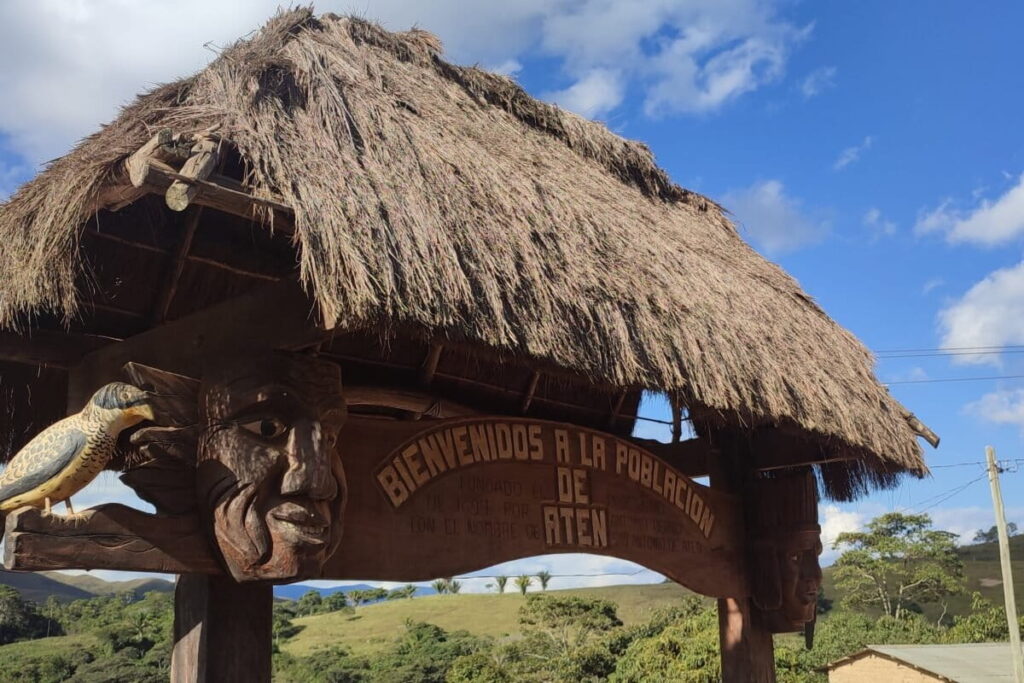 Letrero de bienvenida a una comunidad leco con la escultura de la palkachupa, su ave insignia. Foto: cortesía Armonía