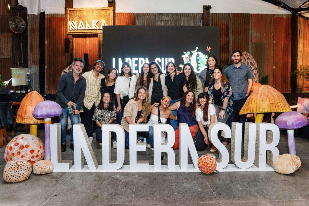 Equipo Ladera Sur. Martín del Río, Cristián Risco, Verónica Droppelmann, Daniela Carrasco, Ignacia Lira, Fernanda Giacaman, Fernanda García, Valentina González, Jozepa Bencina, Andrés Margozzinni, Francisca Zabala, Bárbara Tupper, Patricia Cruz, Tamara Núñez, Francisca Lira, Amelia Ortúzar.