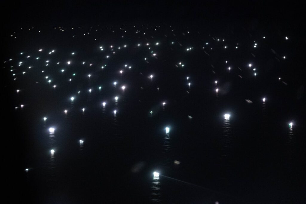 Cientos de barcos poteros acumulados alrededor de la milla 200 de la costa argentina con las luces encendidas para atraer los calamares. Foto cortesía Franco Fafasuli Infobae