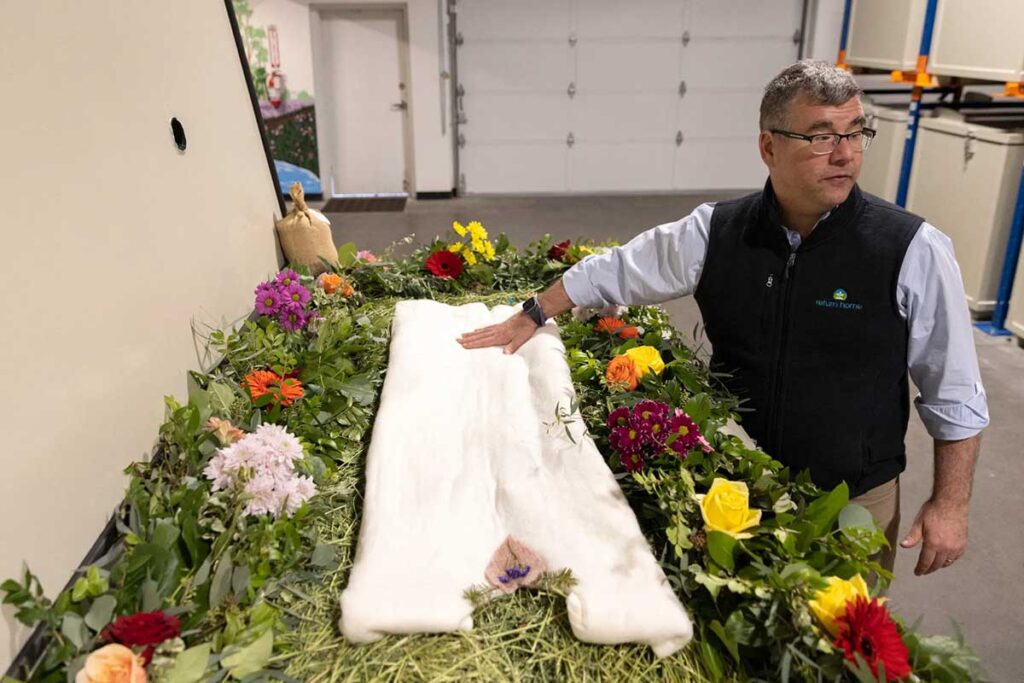 Contenedor para el compostaje humano utilizado por la empresa californiana Return Home Funeral.