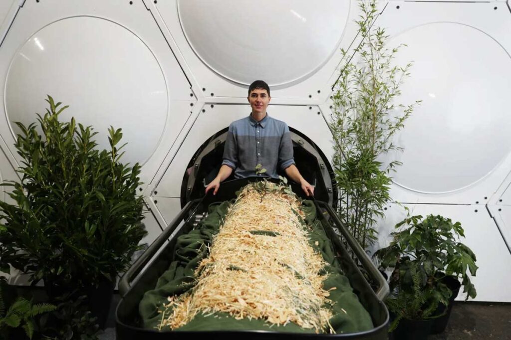 Contenedor para el compostaje humano utilizado por la empresa californiana Return Home Funeral.