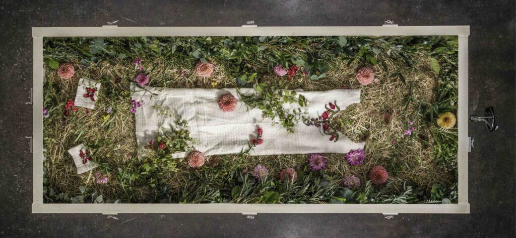 Contenedor para el compostaje humano utilizado por la empresa californiana Return Home Funeral.