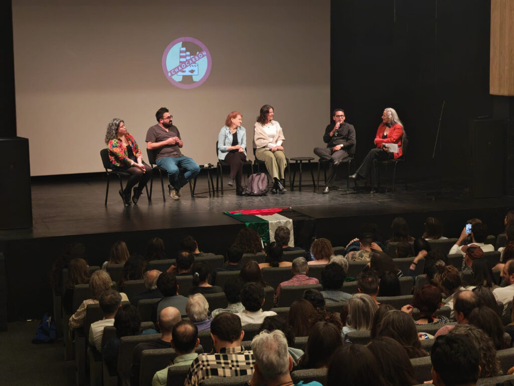 Foto: Conversatorio post estreno de los documentales "Transición Injusta" y "Algo huele mal". Participan: Carmen Galaz Miranda, Integrante de la Coordinadora Tocopilla Digna; Cristian Olivares, activista ambiental de Huasco; Sara Larraín, directora de la Fundación Chile Sustentable; Danae Fenton Bringas, Directora de Incidencia y Vinculación en el Centro de Energía Renovable y Calidad Ambiental, CERCA; Axel Sutton fundador y director de la Organización Youth4Energy; y Ximena Salinas, subdirectora de Chile sustentable.