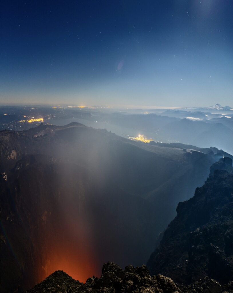 Año nuevo en crater del volcan Villarrica. ©Fernando Gudenschwager