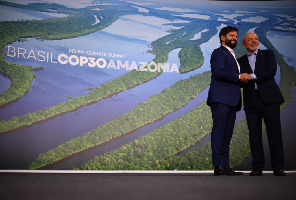 06.11.2025 - Belém - El presidente de Brasil, Luiz Inácio Lula da Silva, saluda al presidente de Chile, Gabriel Boric, durante la Conferencia de las Naciones Unidas sobre el Cambio Climático COP 30. Foto: Ueslei Marcelino/COP30