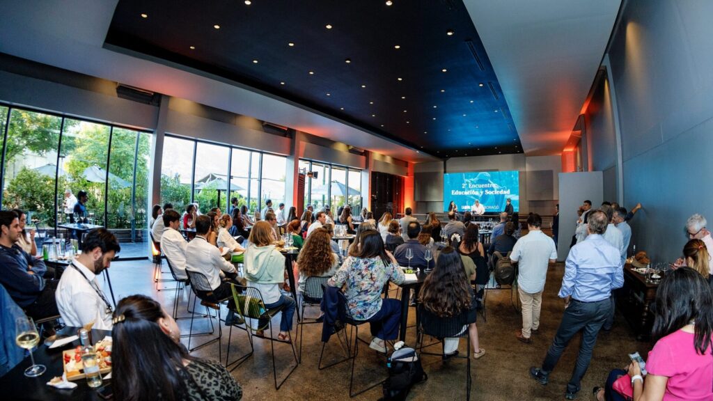 Charla "Educación y Sociedad" en Boragó