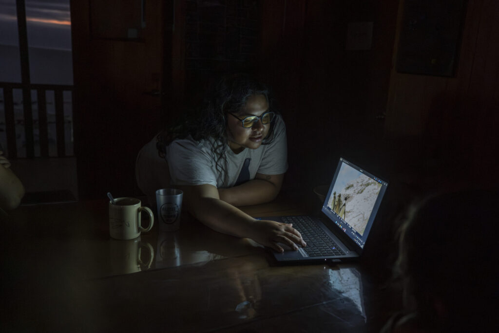 En la noche, después de una larga jornada de vigilancia, Leticia Escobar revisa el material de la cámara trampa con su equipo.