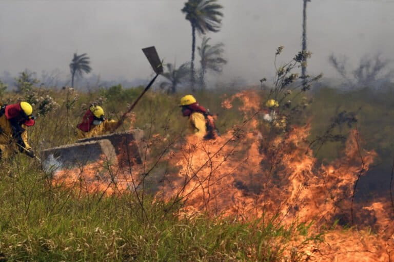 Bomberos apagando un incendio en Bolivia