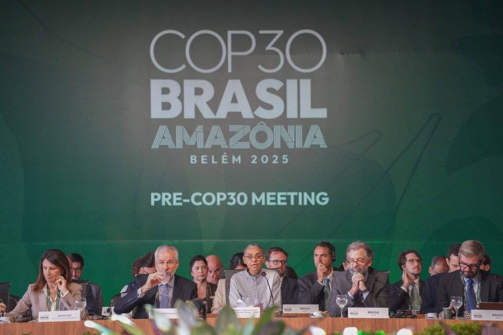 La ministra de Medioambiente de Brasil, Marina Silva (centro), en Brasilia, en un evento preparatorio de la COP30 celebrado en octubre. Los especialistas consultados por Dialogue Earth afirman que América Latina podría presentar un frente unificado y progresista en la COP30