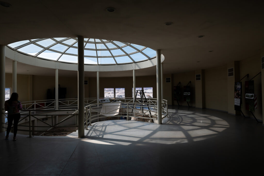 Una turista observa una excavación en el Museo De Sitio “Dr. William Sill” en agosto del 2025, en el Parque Provincial Ischigualasto, Departamento Valle Fértil, San Juan, Argentina.