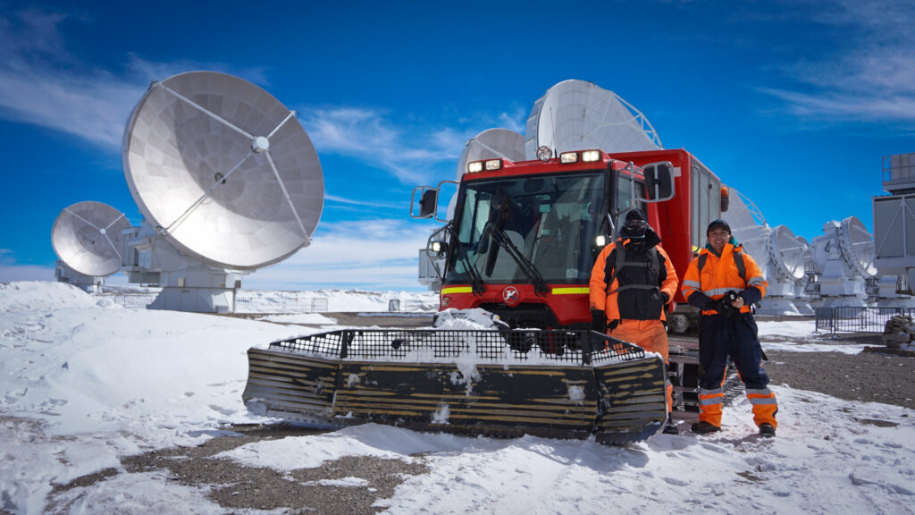 Despejando los caminos hacia las antenas con el removedor de nieve. Crédito: Pablo Carrillo - ALMA (ESO/NAOJ/NRAO)